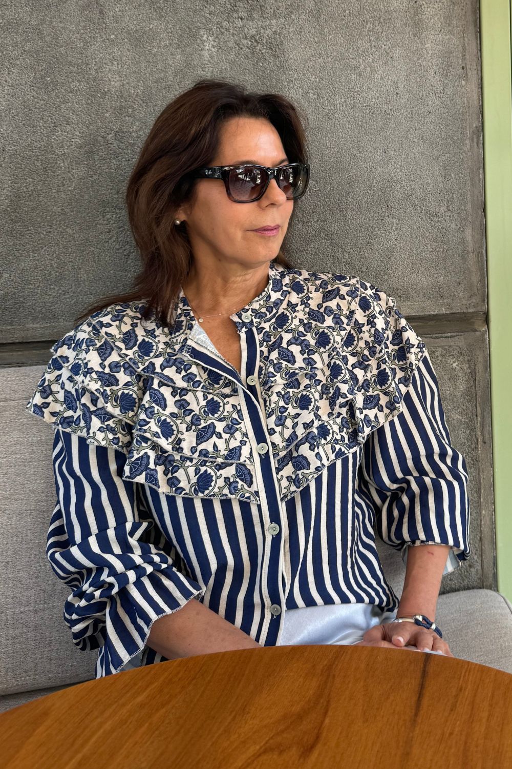La Blusa Sevilla es la combinación perfecta de elegancia y originalidad. Con bobos en el pecho de una tela y el resto de la blusa en otra, esta prenda de manga larga te ofrece un look único y sofisticado. Ideal para cualquier ocasión, su diseño de dos telas aporta textura y estilo, sin sacrificar comodidad.