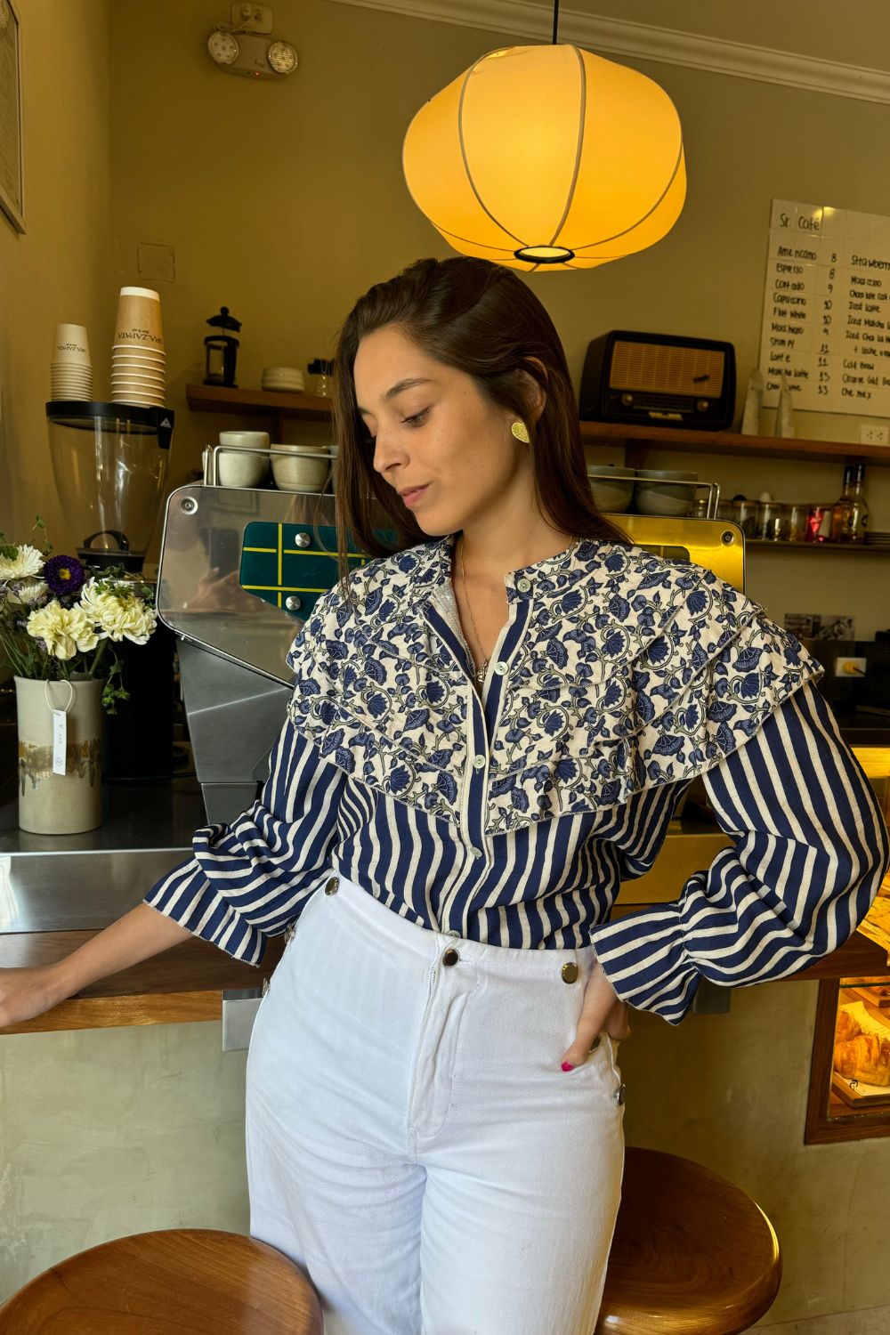 La Blusa Sevilla es la combinación perfecta de elegancia y originalidad. Con bobos en el pecho de una tela y el resto de la blusa en otra, esta prenda de manga larga te ofrece un look único y sofisticado. Ideal para cualquier ocasión, su diseño de dos telas aporta textura y estilo, sin sacrificar comodidad.
