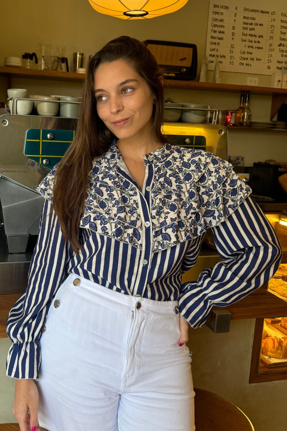 La Blusa Sevilla es la combinación perfecta de elegancia y originalidad. Con bobos en el pecho de una tela y el resto de la blusa en otra, esta prenda de manga larga te ofrece un look único y sofisticado. Ideal para cualquier ocasión, su diseño de dos telas aporta textura y estilo, sin sacrificar comodidad.