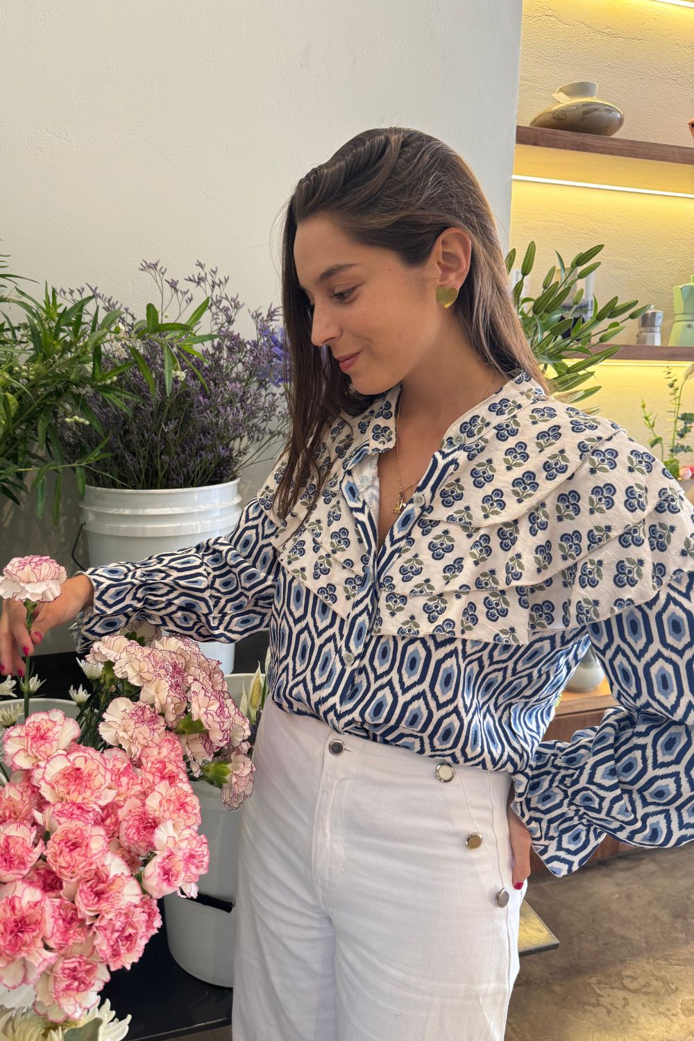 La Blusa Sevilla es la combinación perfecta de elegancia y originalidad. Con bobos en el pecho de una tela y el resto de la blusa en otra, esta prenda de manga larga te ofrece un look único y sofisticado. Ideal para cualquier ocasión, su diseño de dos telas aporta textura y estilo, sin sacrificar comodidad.