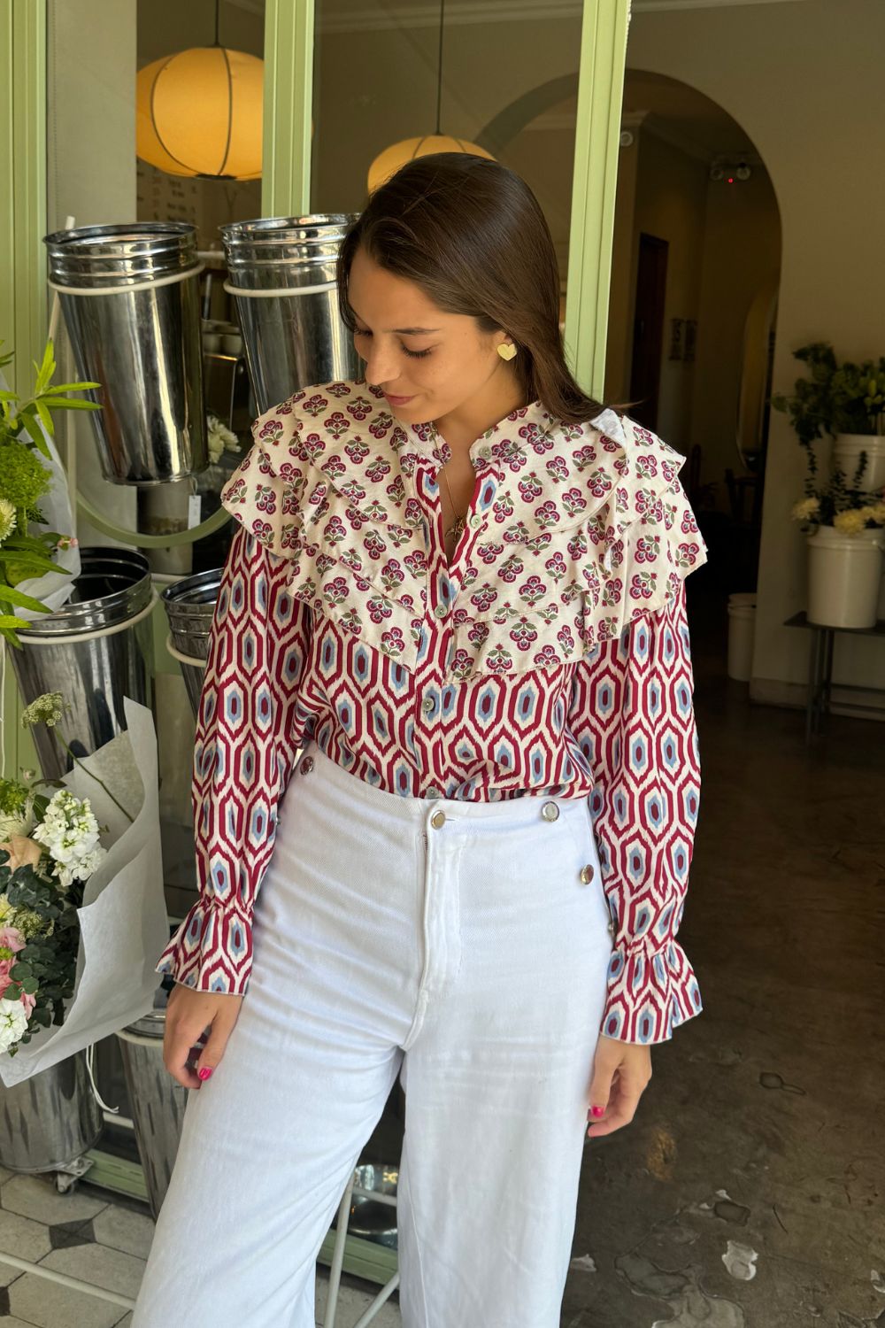 La Blusa Sevilla es la combinación perfecta de elegancia y originalidad. Con bobos en el pecho de una tela y el resto de la blusa en otra, esta prenda de manga larga te ofrece un look único y sofisticado. Ideal para cualquier ocasión, su diseño de dos telas aporta textura y estilo, sin sacrificar comodidad.