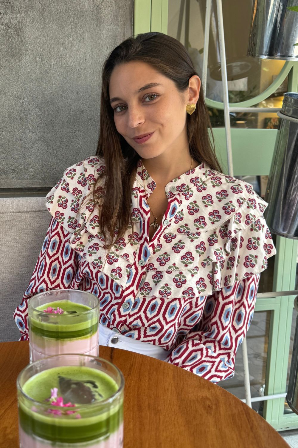 La Blusa Sevilla es la combinación perfecta de elegancia y originalidad. Con bobos en el pecho de una tela y el resto de la blusa en otra, esta prenda de manga larga te ofrece un look único y sofisticado. Ideal para cualquier ocasión, su diseño de dos telas aporta textura y estilo, sin sacrificar comodidad.