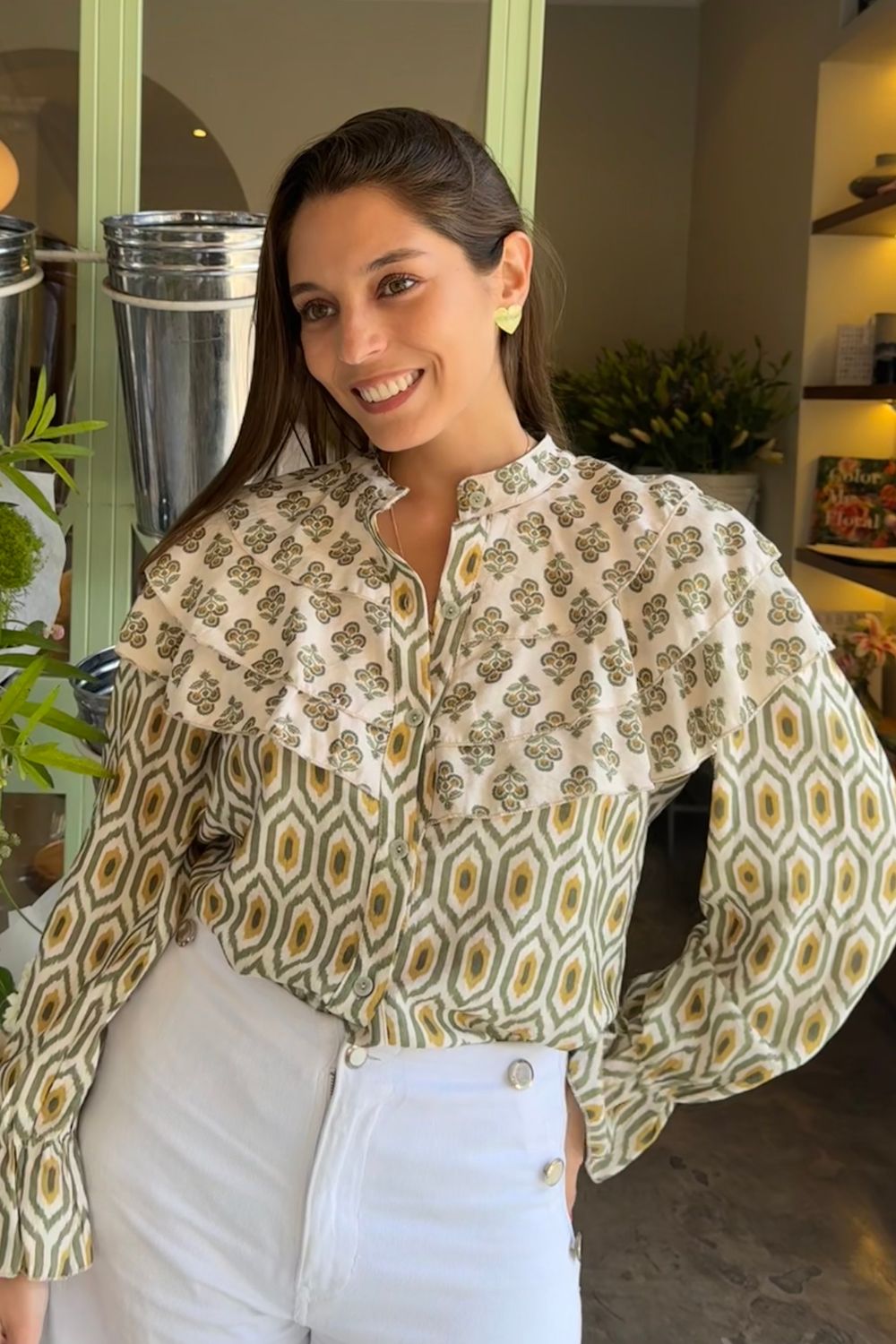 La Blusa Sevilla es la combinación perfecta de elegancia y originalidad. Con bobos en el pecho de una tela y el resto de la blusa en otra, esta prenda de manga larga te ofrece un look único y sofisticado. Ideal para cualquier ocasión, su diseño de dos telas aporta textura y estilo, sin sacrificar comodidad.