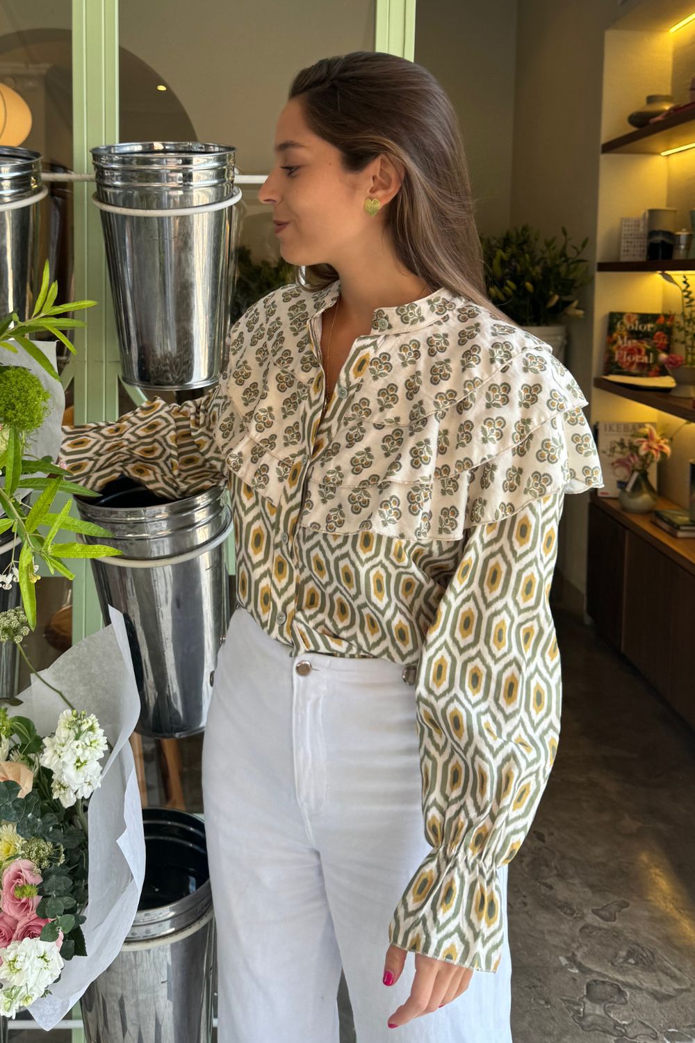 La Blusa Sevilla es la combinación perfecta de elegancia y originalidad. Con bobos en el pecho de una tela y el resto de la blusa en otra, esta prenda de manga larga te ofrece un look único y sofisticado. Ideal para cualquier ocasión, su diseño de dos telas aporta textura y estilo, sin sacrificar comodidad.