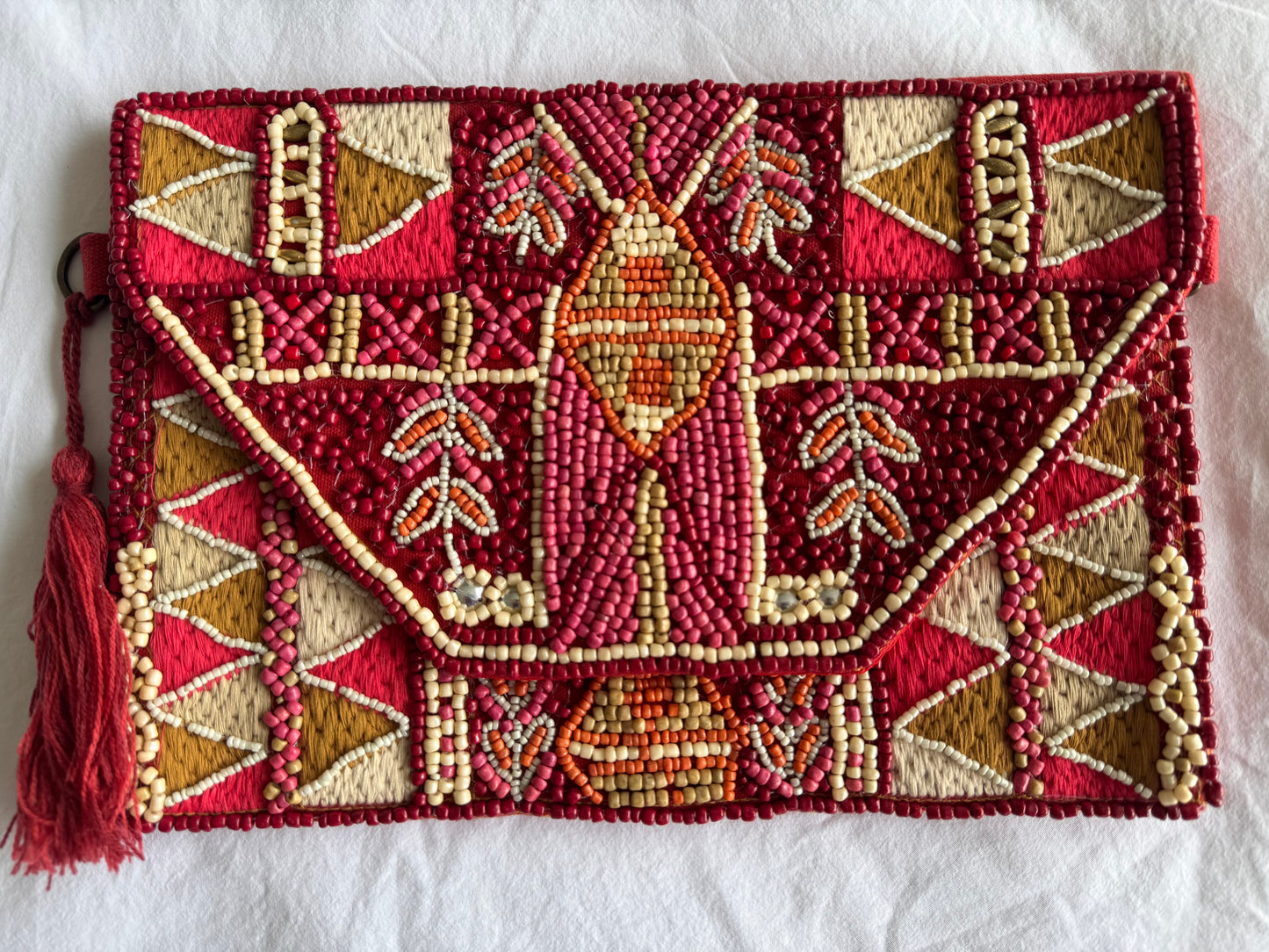 Clutch bordada en mostacillas  - fucsia & beige