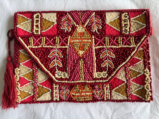 Clutch bordada en mostacillas  - fucsia & beige