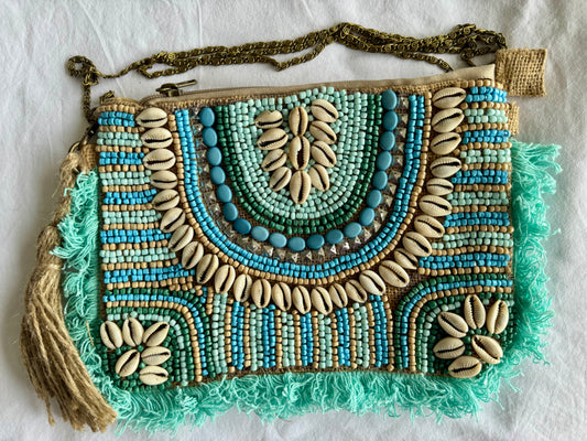Clutch bordada en mostacillas y conchitas- turquesa