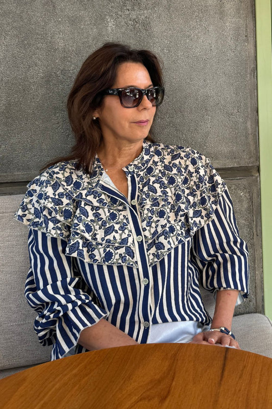 La Blusa Sevilla es la combinación perfecta de elegancia y originalidad. Con bobos en el pecho de una tela y el resto de la blusa en otra, esta prenda de manga larga te ofrece un look único y sofisticado. Ideal para cualquier ocasión, su diseño de dos telas aporta textura y estilo, sin sacrificar comodidad.
