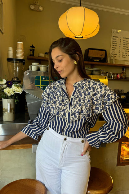 La Blusa Sevilla es la combinación perfecta de elegancia y originalidad. Con bobos en el pecho de una tela y el resto de la blusa en otra, esta prenda de manga larga te ofrece un look único y sofisticado. Ideal para cualquier ocasión, su diseño de dos telas aporta textura y estilo, sin sacrificar comodidad.