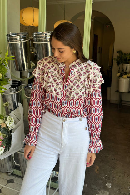 La Blusa Sevilla es la combinación perfecta de elegancia y originalidad. Con bobos en el pecho de una tela y el resto de la blusa en otra, esta prenda de manga larga te ofrece un look único y sofisticado. Ideal para cualquier ocasión, su diseño de dos telas aporta textura y estilo, sin sacrificar comodidad.