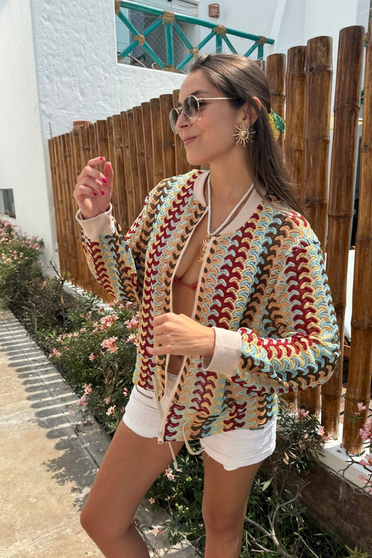 ¡Dale un toque único a tu estilo con nuestra Bomber Toscana!

Con un diseño tejido de colores vibrantes, esta chaqueta de manga larga es perfecta para quienes buscan combinar confort y originalidad. Su textura suave y ligera te mantendrá abrigado sin perder estilo. Ideal para un look casual pero lleno de personalidad, es el toque perfecto para cualquier ocasión.