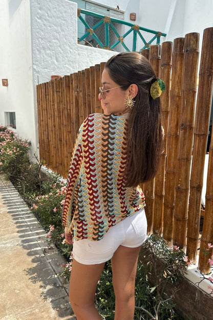 ¡Dale un toque único a tu estilo con nuestra Bomber Toscana!

Con un diseño tejido de colores vibrantes, esta chaqueta de manga larga es perfecta para quienes buscan combinar confort y originalidad. Su textura suave y ligera te mantendrá abrigado sin perder estilo. Ideal para un look casual pero lleno de personalidad, es el toque perfecto para cualquier ocasión.