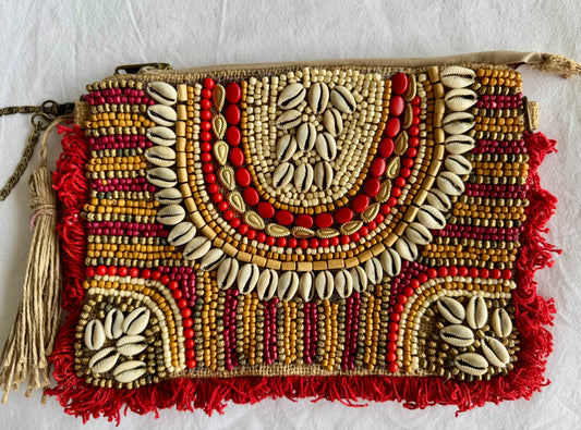 Clutch bordada en mostacillas y conchitas- roja